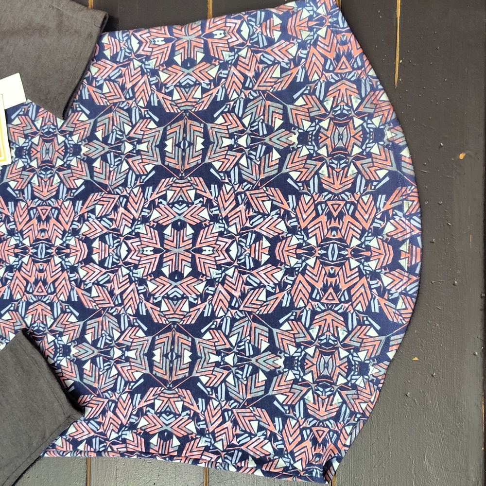 LulaRoe Randy Geometric Pattern Raglan Sleeve Top - Picture 8 of 15